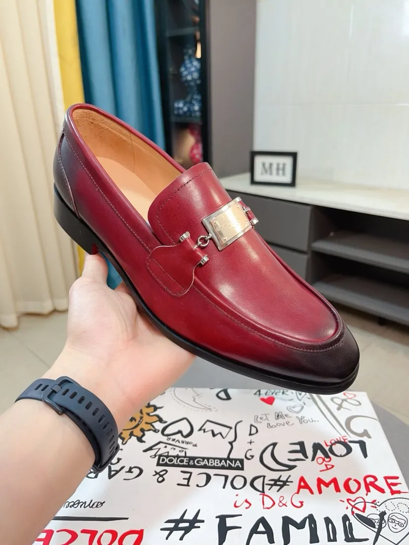 Men's shoes 💰540🌸🌸 [DG Dolce & Gabbana] High-end customized leather shoes. The upper is made of imported calf leather. Original hardware. I believe you will be impressed from the first time you see it. The avant-garde atmosphere can no longer fully interpret its elegance. AAA grade rubber outsole is super comfortable. The original cover last of the counter ensures its original version and quality. The upper is simple and the cowhide lining ensures its comfort and breathability. A pair of truly good shoes has its own unique soul, famous quality, and the first choice for successful people. Regular size 38-44 (45 customized)